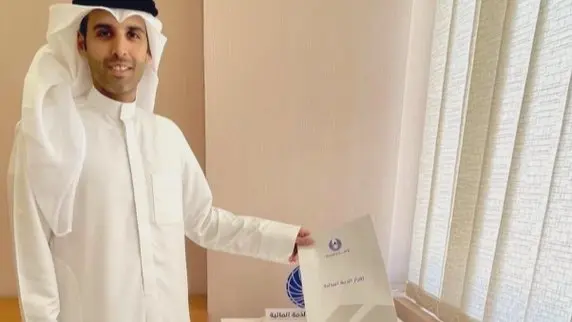 من هو عبد الوهاب العيسى الذي شغل اسمه الكويتيين؟