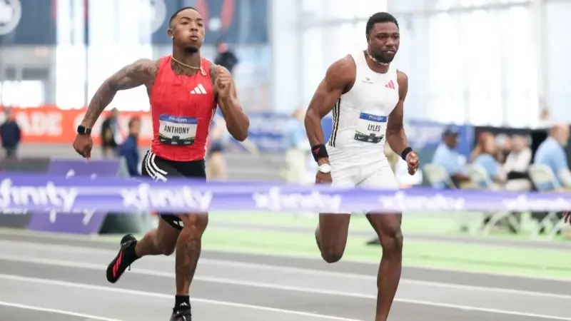 فيديو - جوردان أنتوني يصدم تريفون بروميل ونواه لايلز في سباق 60 مترا داخل القاعة