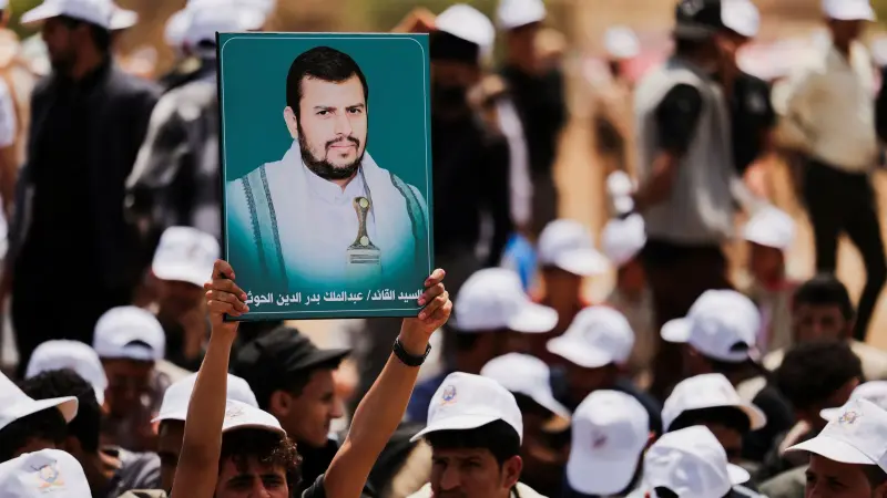 مضيق باب المندب.. كيف توظف إيران "الحوثيين" في معركة الممرات البحرية؟
