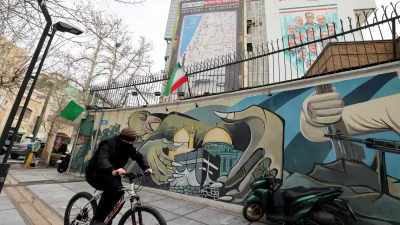 إيران تواصل ملاحقة المعارضين في الداخل