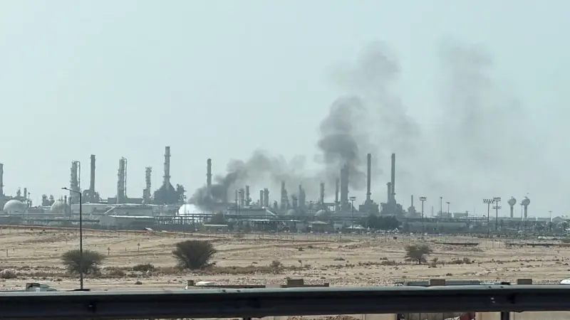 رويترز: تصاعد دخان كثيف ونيران قرب منشأة لـ"أرامكو" في الرياض
