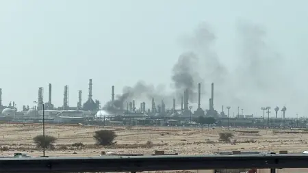 رويترز: تصاعد دخان كثيف ونيران قرب منشأة لـ"أرامكو" في الرياض