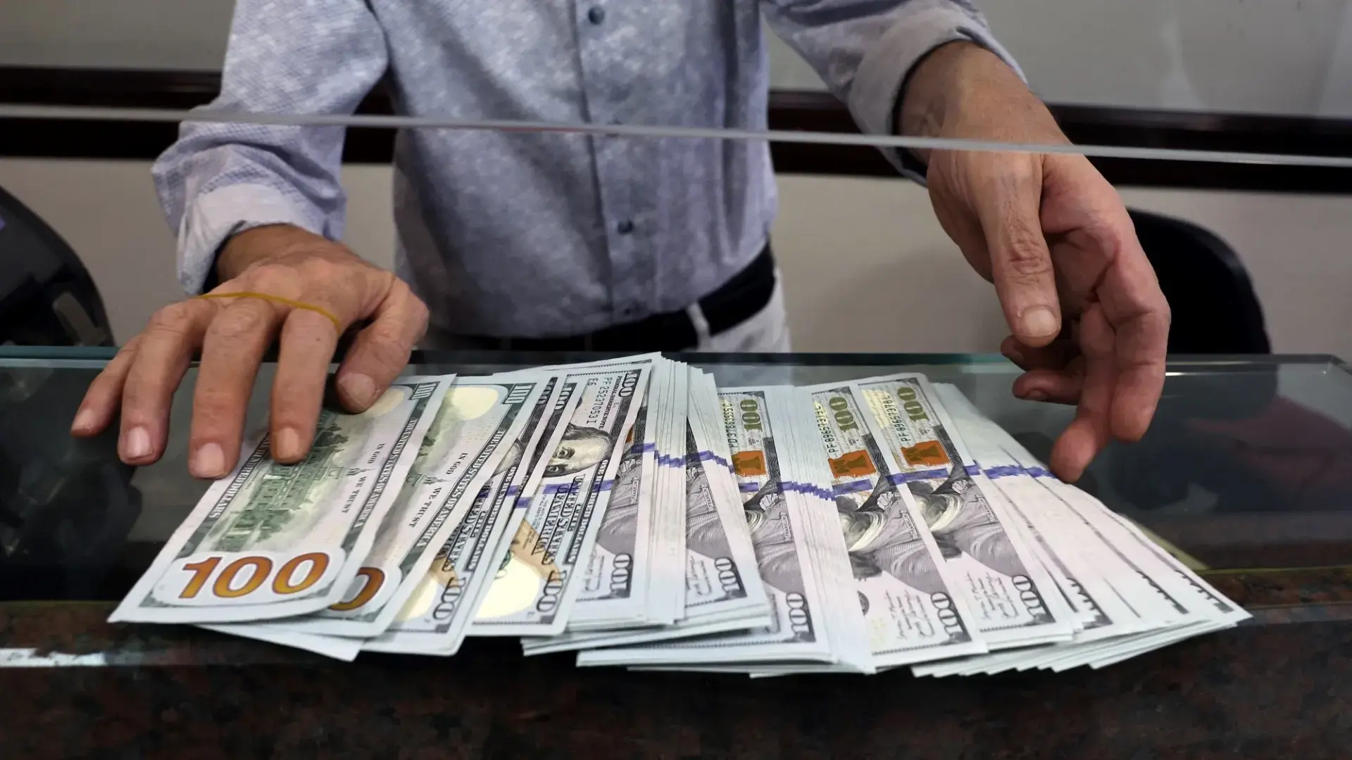 الشهادات الدولارية تسحب السيولة وقد تجنب مصر سيناريو تعويم العملة