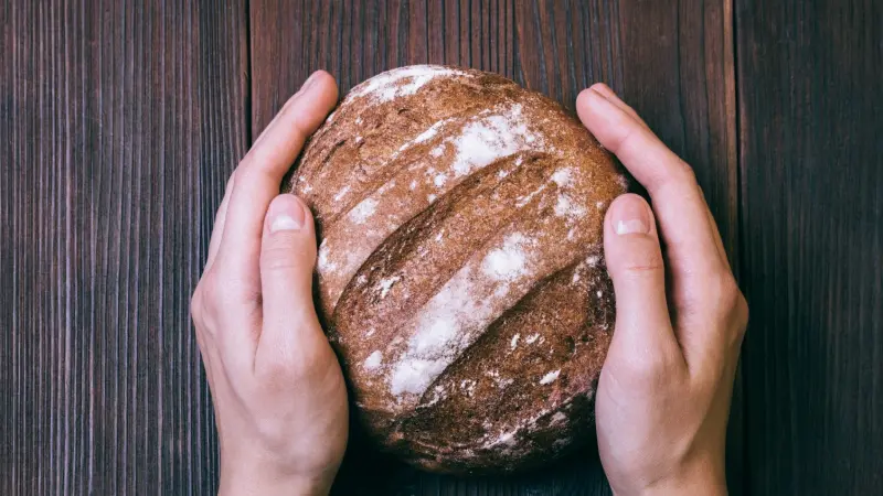 لماذا يتحسس البعض من الخبز؟ دراسة تكشف سرّ الغلوتين