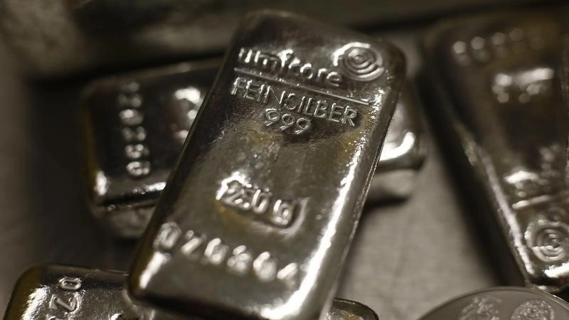 بسبب أزمة الإمدادات العالمية.. الفضة تتجاوز 60 دولار لأول مرة 