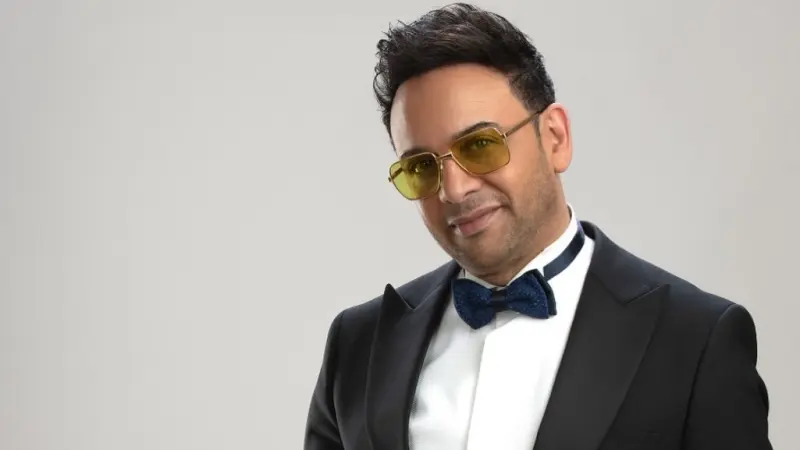 فيديو مصطفى قمر لعمرو دياب.. مزاح طريف ورسالة تهنئة