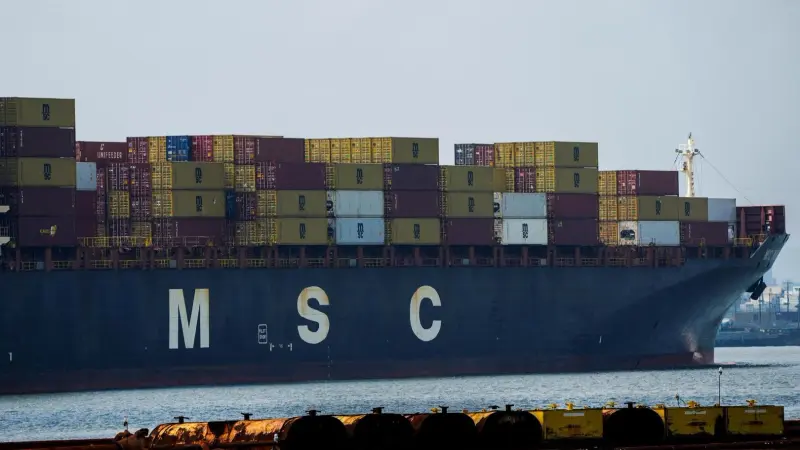 مصر.. السيطرة على حريق بسفينة حاويات في البحر الأحمر