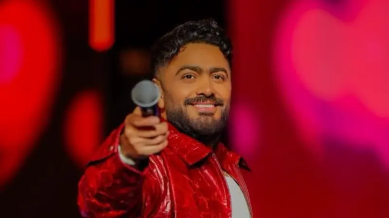 فيديو - تامر حسني يفاجئ الجمهور بزيارات منزلية.. ورد فعل صادم من المعجبات