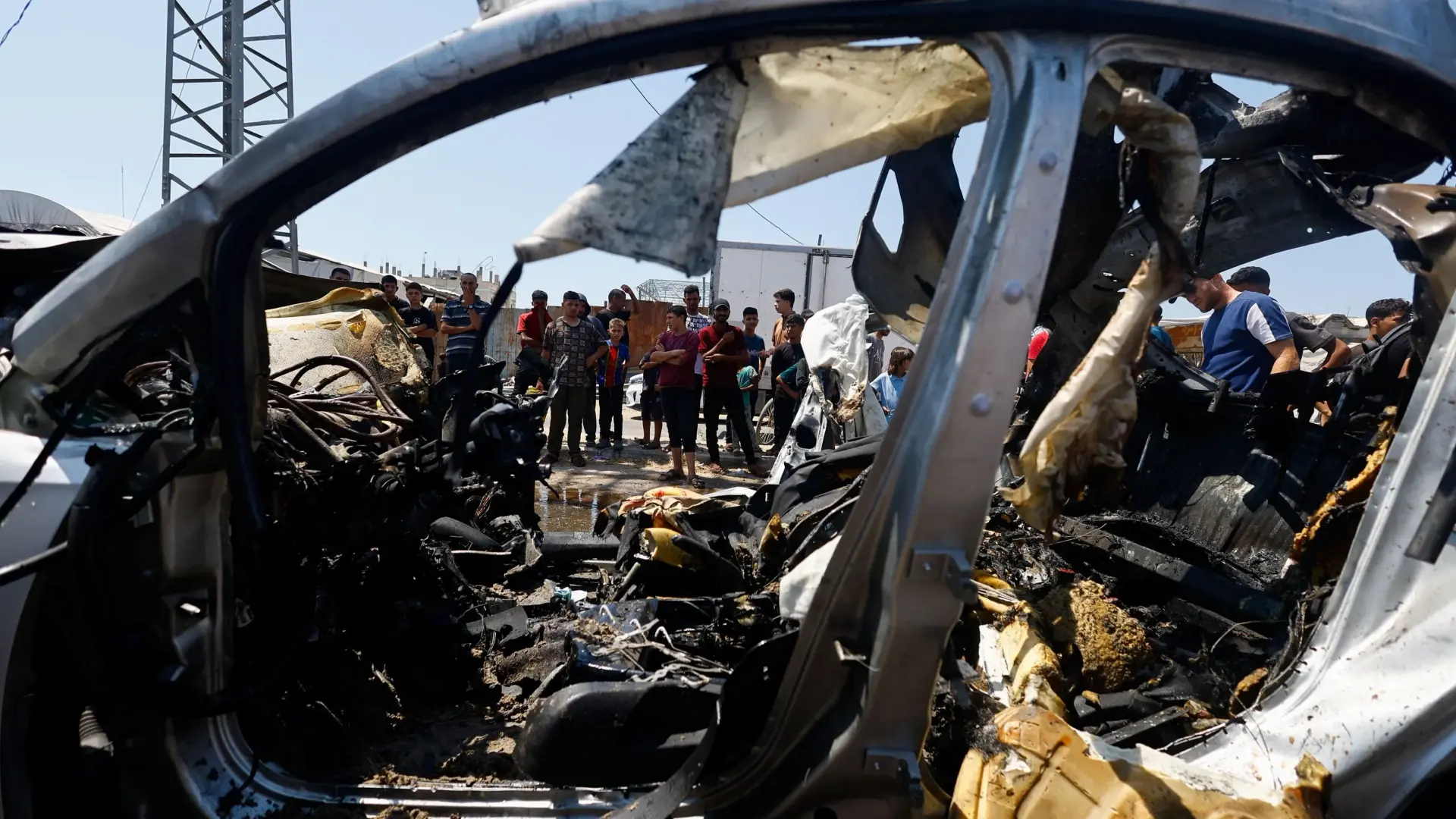 لقاء بين نتانياهو وملادينوف ولايتستون لبجث وقف الضربات على غزة (رويترز) لقاء بين نتانياهو وملادينوف ولايتستون لبجث وقف الضربات على غزة (رويترز)