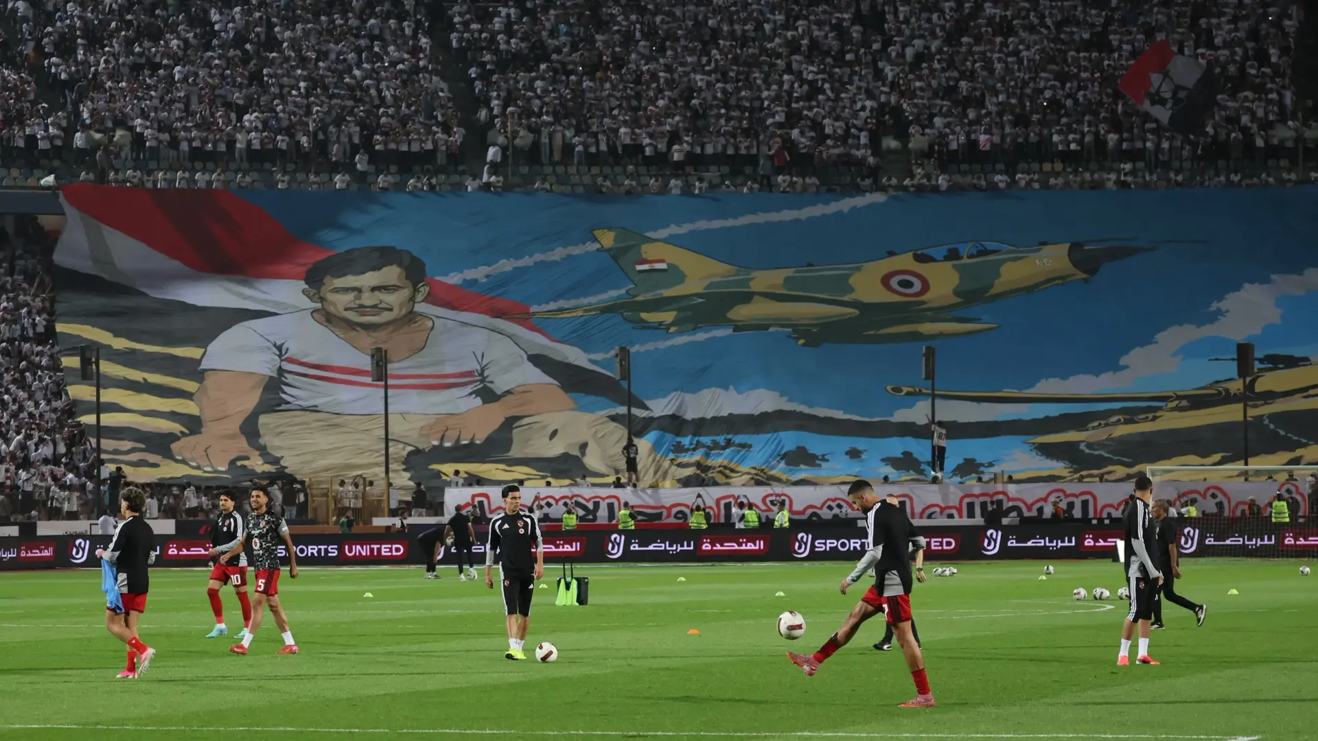 "تيفو" جماهير الزمالك في مباراة القمة 133 (رويترز) "تيفو" جماهير الزمالك في مباراة القمة 133 (رويترز)