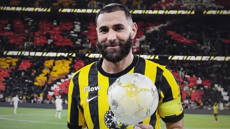 هل كتب بنزيما نهاية لوران بلان مع الاتحاد؟