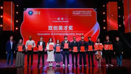 من هو محمد زكريا حشلاف؟ الباحث الجزائري الأبرز في الصين