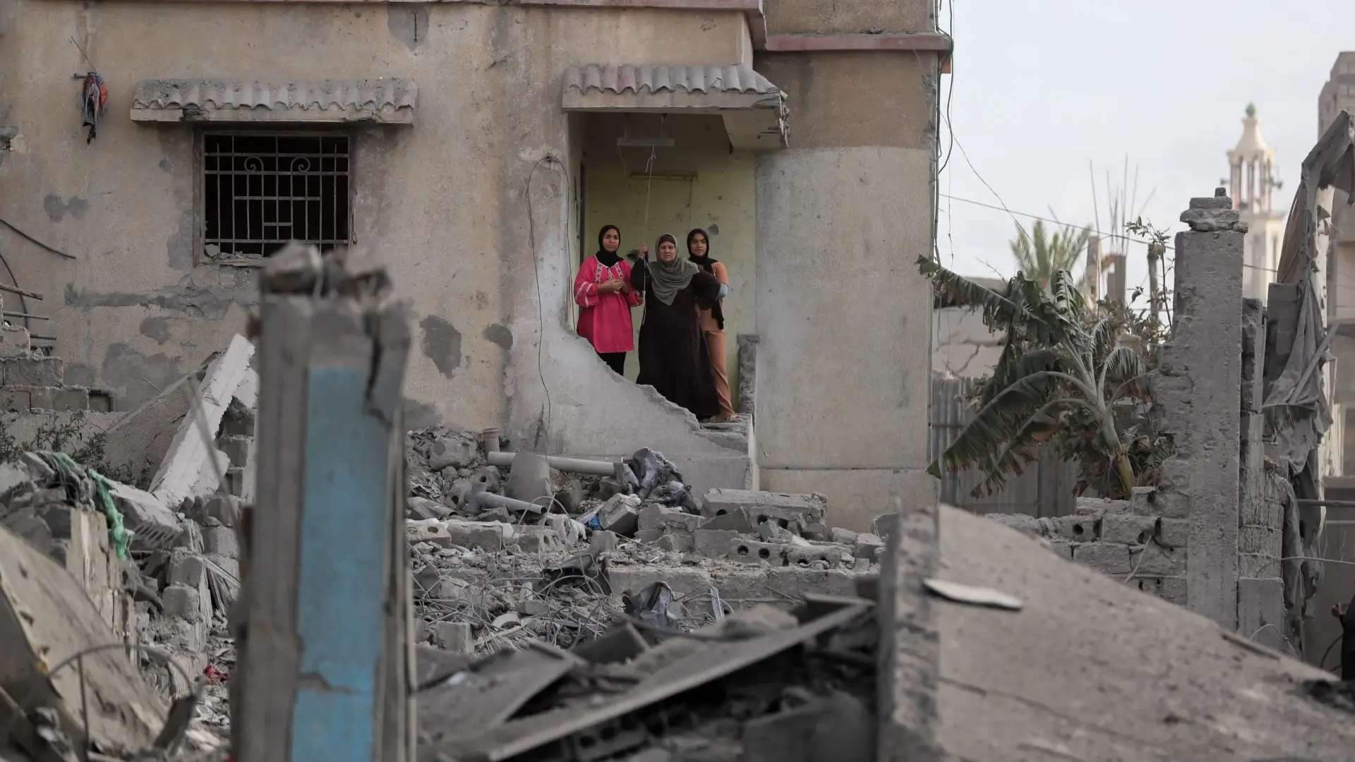 وجدان تروي حجم معاناتها بعدما فرقتها الحرب عن زوجها في غزة (رويترز) وجدان تروي حجم معاناتها بعدما فرقتها الحرب عن زوجها في غزة (رويترز)