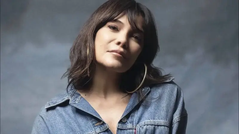 ندى أبو فرحات تعود إلى المسرح بعمل ساخر يعكس الواقع اللبناني