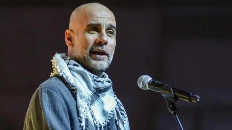 غوارديولا يرتدي الكوفية ويجدد دعمه لفلسطين