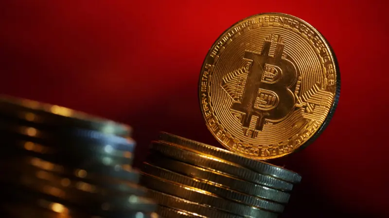 بيتكوين في مواجهة الذهب.. من يملك فرصة الصعود الأقوى؟