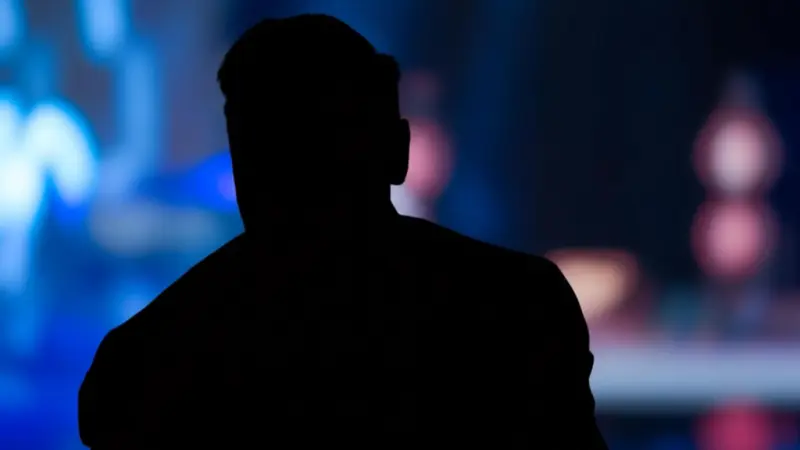 حالة صحية غامضة لفنان عربي بارز تثير القلق.. من هو؟