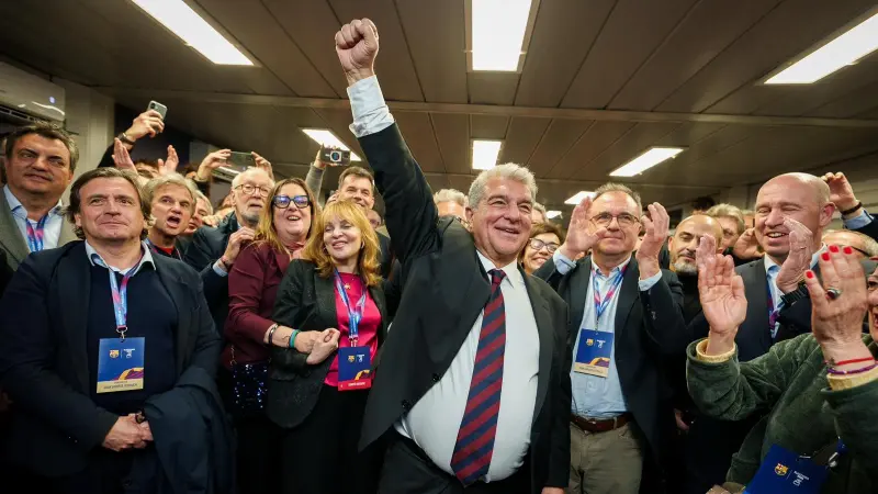 خوان لابورتا يفوز بولاية جديدة لرئاسة نادي برشلونة بعد اكتساح فونت