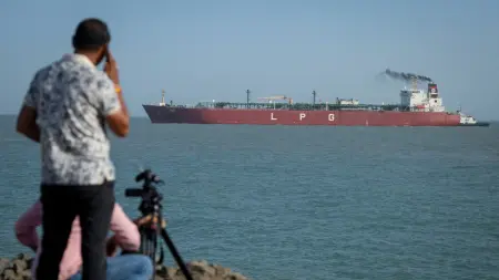 related_news_inside_blogsبعد مهلة ترامب.. إيران تسمح للسفن بالمرور عبر هرمز باستثناء "الأعداء"