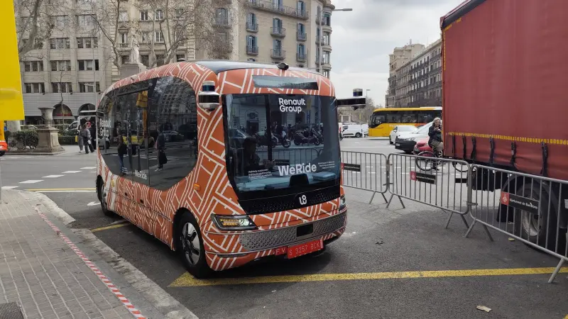 فيديو - الركوب مجانًا.. اختبار حافلة ذاتية القيادة في شوارع برشلونة