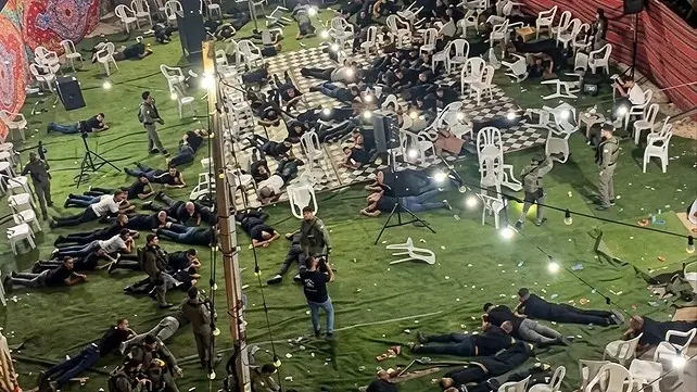 انتقادات واسعة لعملية الشرطة داخل حفل زفاف (إكس) انتقادات واسعة لعملية الشرطة داخل حفل زفاف (إكس)