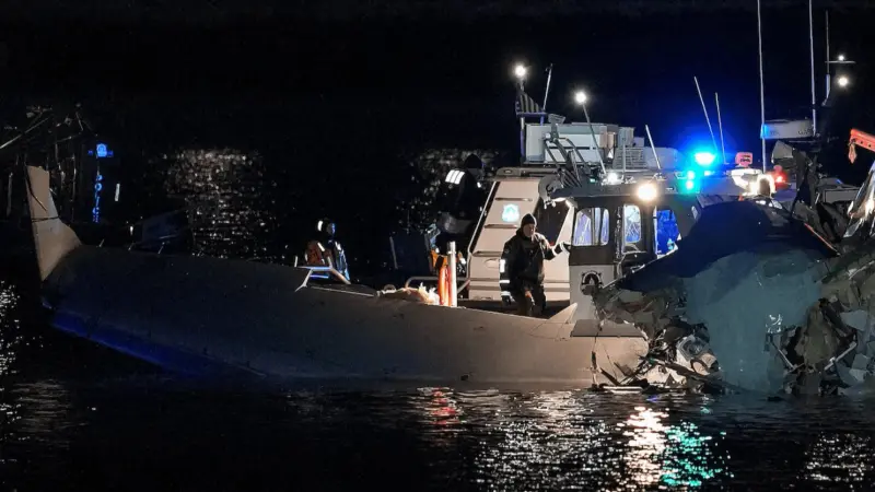 فيديو وصور - ما نعرفه حتى الآن عن حادث تحطم طائرة فوق واشنطن