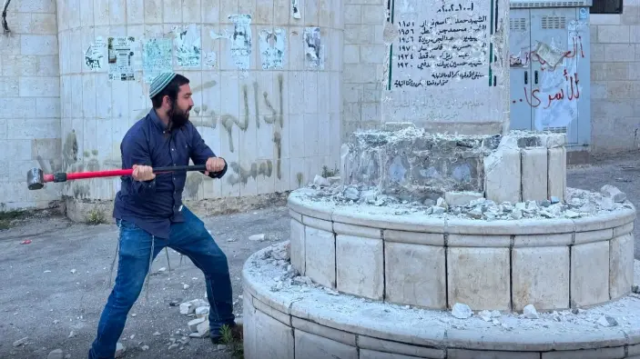 عضو الكنيست الإسرائيلي تسفي سوكوت يدمر نصبا تذكاريا فلسطينيا (إكس) عضو الكنيست الإسرائيلي تسفي سوكوت يدمر نصبا تذكاريا فلسطينيا (إكس)
