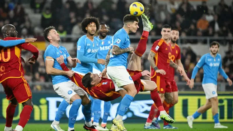 ديربي الشمس.. اختبار حقيقي لصدارة روما أمام نابولي العائد