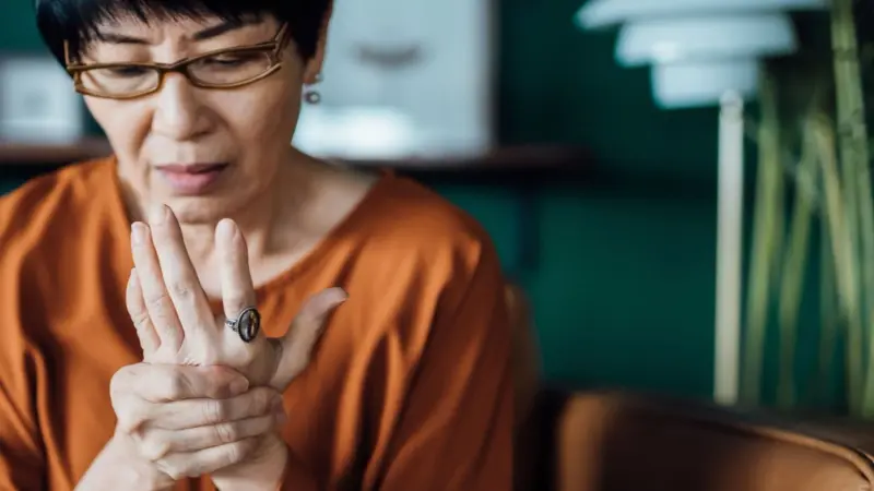 حقنة واحدة تُعيد بناء المفاصل.. أمل جديد لمرضى خشونة الركبة