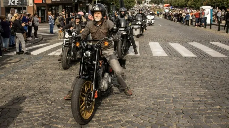 إصابة رئيس التشيك بجروح أثناء قيادته دراجته النارية