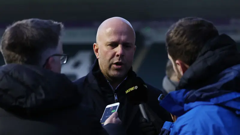 إقالة خليفة سلوت من تدريب فينورد قبل يومين من مواجهة ميلان بدوري الأبطال