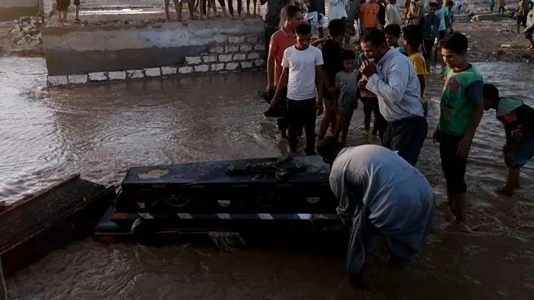 رفات الموتى تطفو.. المياه تغمر مقابر في صعيد مصر وتتسبب بفوضى عارمة