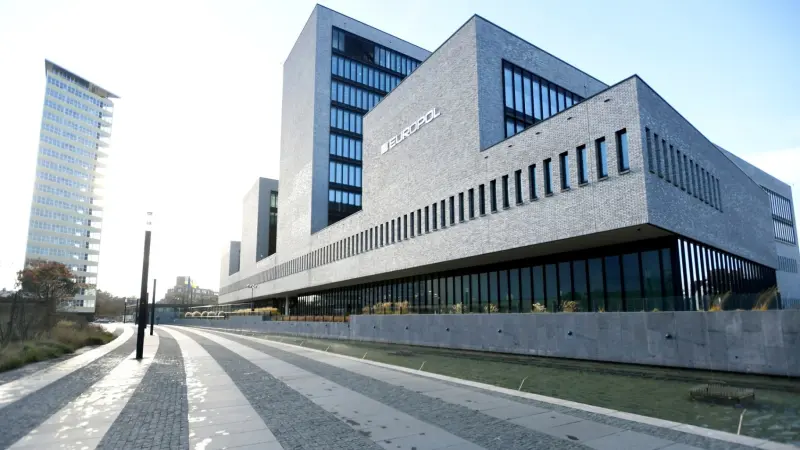 فيديو - بينهم عرب.. تفكيك شبكة متخصصة في غسل الأموال بدول أوروبية