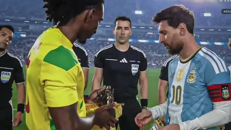 ما هو "نصب الأمازون التذكاري" الذي أهداه قائد بنين إلى ميسي في يوم اعتزاله؟