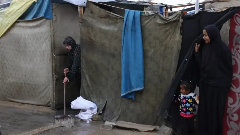 حياة أكثر تعقيدا.. نساء غزة يفقدن الخصوصية في المخيمات