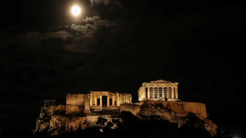 شاهد.. هكذا زيّن القمر العملاق سماء العالم