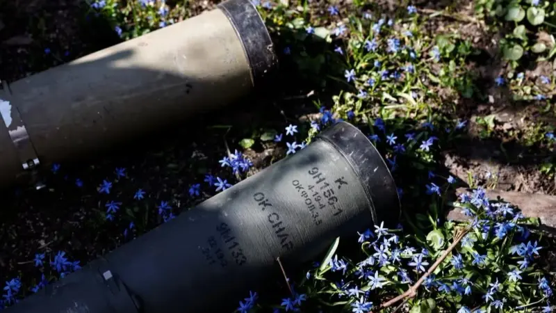 فيديو - من باع أسلحة "حزب الله" لأوكرانيا؟ ضابط إسرائيلي سابق يُجيب