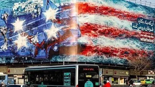 جدارية في ساحة الثورة بطهران تحمل رسالة تحذير إلى واشنطن