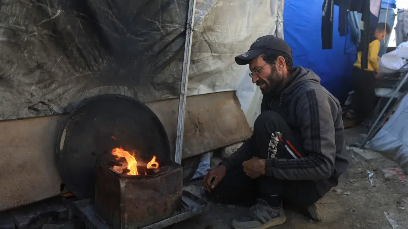 غزة تتجمد.. الفلسطينيون يخاطرون بحياتهم بحثا عن الدفء