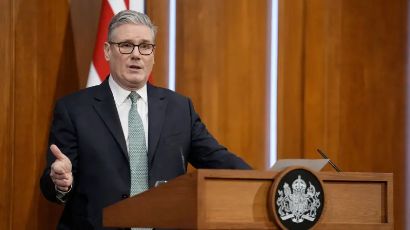 "مهينة ومروعة".. ستارمر ينتقد تصريحات ترامب ويطالبه باعتذار