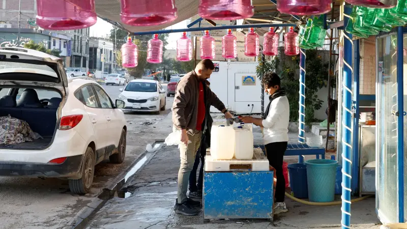 صور - العراق.. سكان مدينة النجف يعانون من تلوث المياه