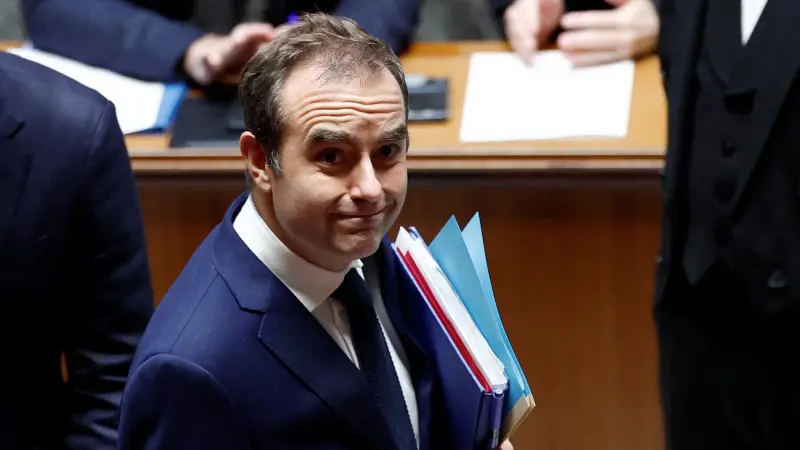 رئيس الحكومة الفرنسية يتخطى أزمة حجب الثقة بالبرلمان