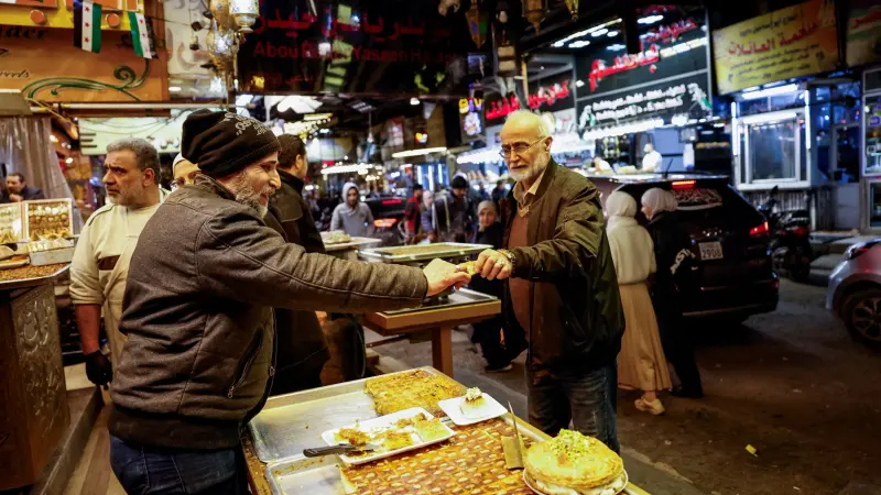 نزيف قوي في الليرة السورية بالسوق السوداء مقابل الدولار الأميركي