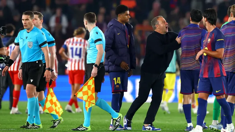 دوري أبطال أوروبا - فليك ينتقد قرارات التحكيم بعد خسارة برشلونة أمام أتلتيكو
