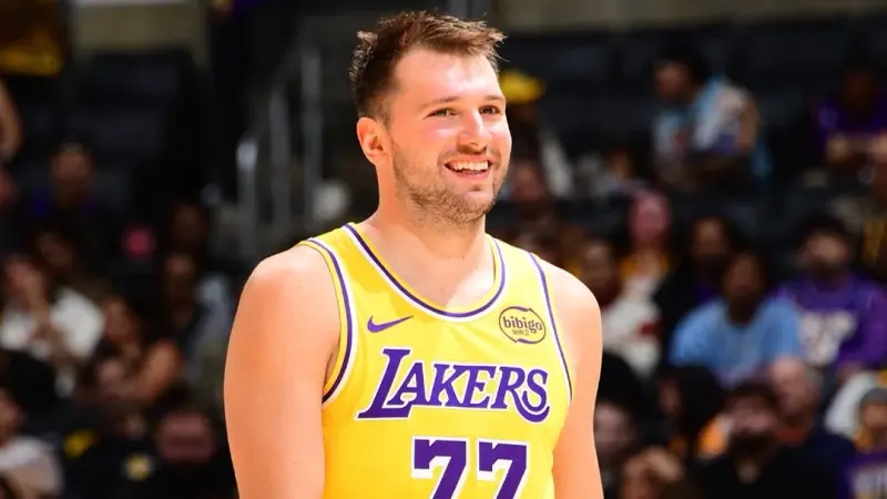 الدوري الأميركي لكرة السلة - دونتشيتش يقود لايكز لفوز ثمين على فريقه السابق