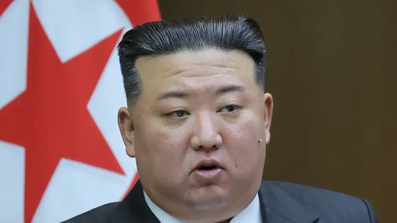 فيديو - كيم جونغ أون يقود بنفسه قاذفة صواريخ