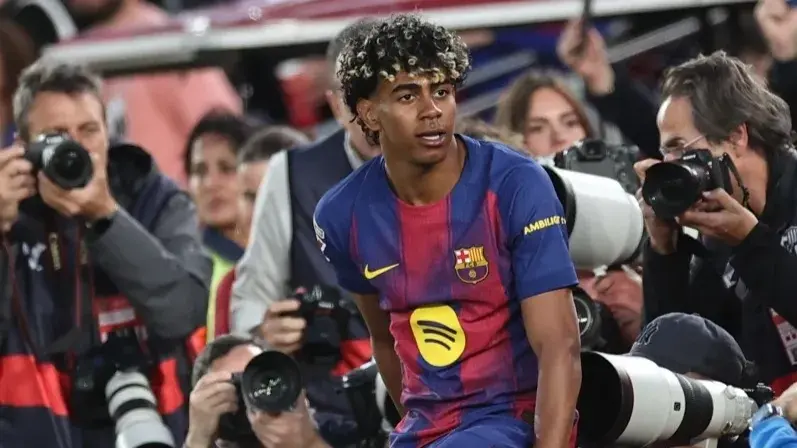 معلق مباراة برشلونة وأتلتيكو مدريد اليوم.. أشهر الأصوات العمانية