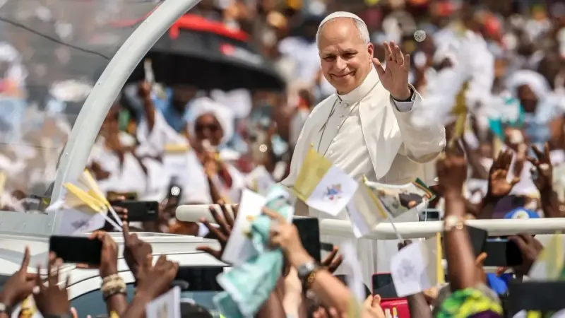 فيديو وصور - البابا ليو يحث على نبذ العنف في قداس حضره 120 ألف شخص بالكاميرون