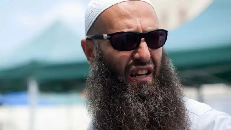 من هو أحمد الأسير الذي برّئ مع فضل شاكر من تهمة القتل؟