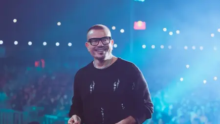 فيديو - سقطت في المسبح.. رد فعل صادم لمعجبة بعد رؤية عمرو دياب